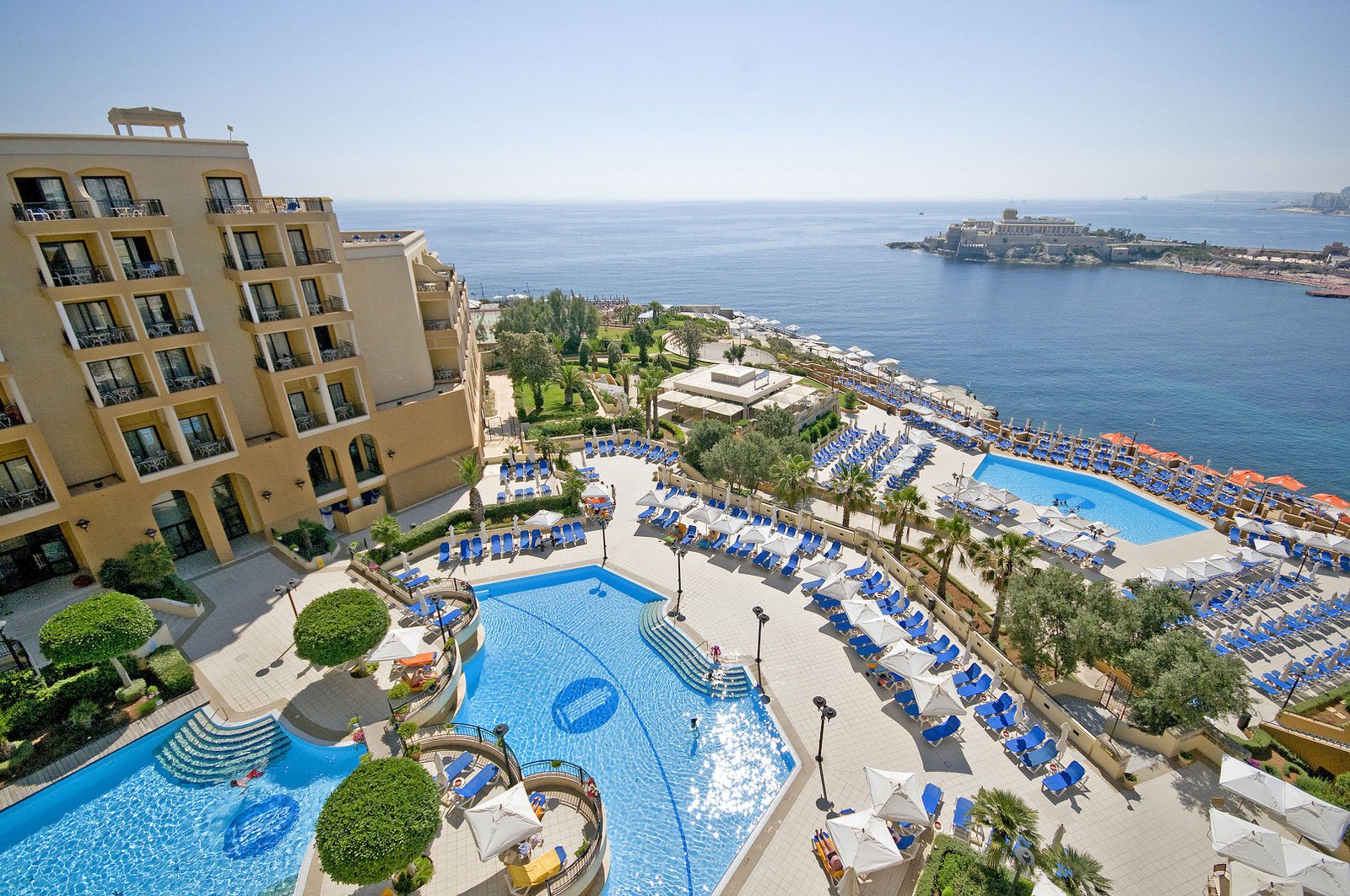 Отель Marina с панорамным видом на бухту Сент-Джордж расположен на Мальте. 
